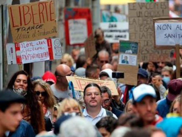 Во Франции и Италии массовые протесты против новых ограничений и введения "ковидных документов"