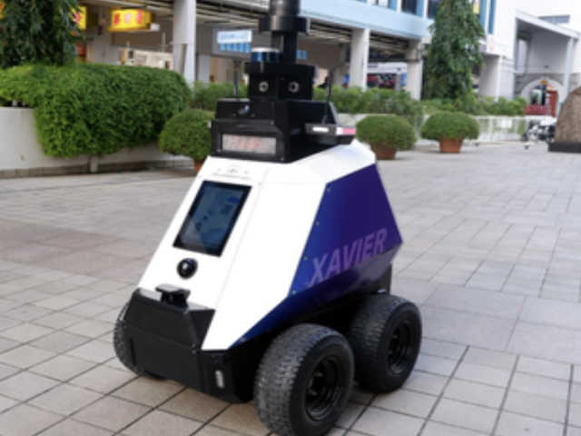 Роботы-полицейские патрулируют улицы Сингапура, пока еще без оружия