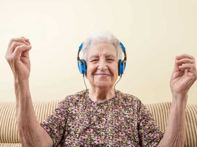 Люди с болезнью Альцгеймера улучшают состояние мозга, прослушивая любимые песни и мелодии. Эффект потрясающий