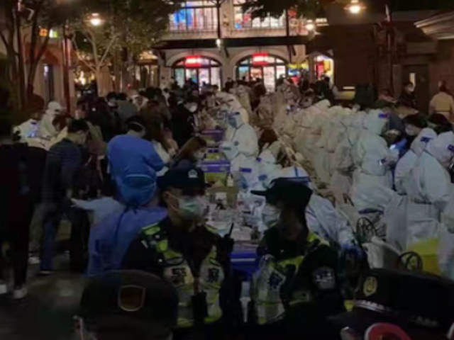В Диснейленде Шанхая было заблокировано более 30 000 человек с подозрением на ковид