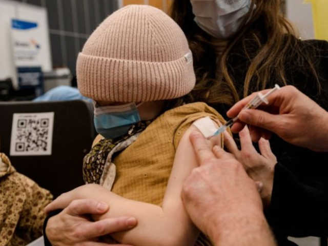 В США закрыто отделение скорой помощи из-за увольнения непривитых сотрудников, а чиновник ВОЗ предупредил о беспорядках в случае введения обязательной вакцинации
