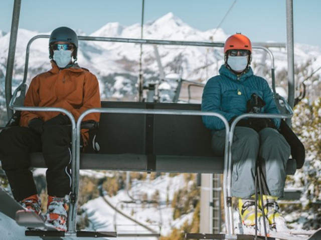 В Австрии лыжников обязали носить маски, а почти все школьники в Англии наотрез от них отказались