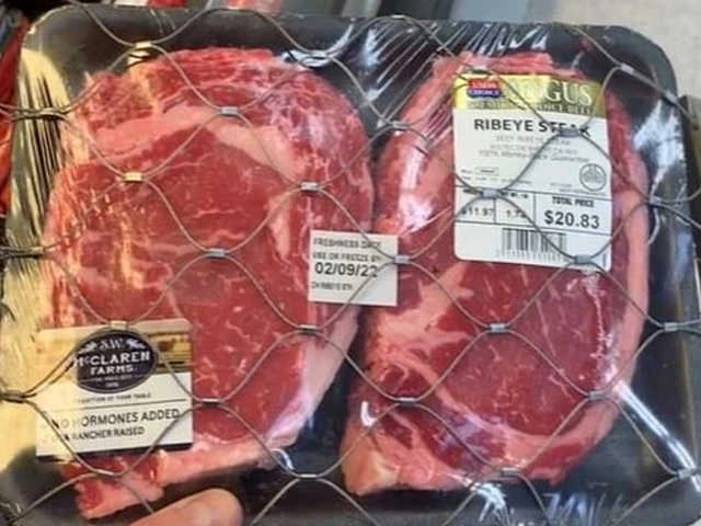 В борьбе с ворами американская торговая сеть Walmart начала запирать продаваемое мясо в металлические клетки