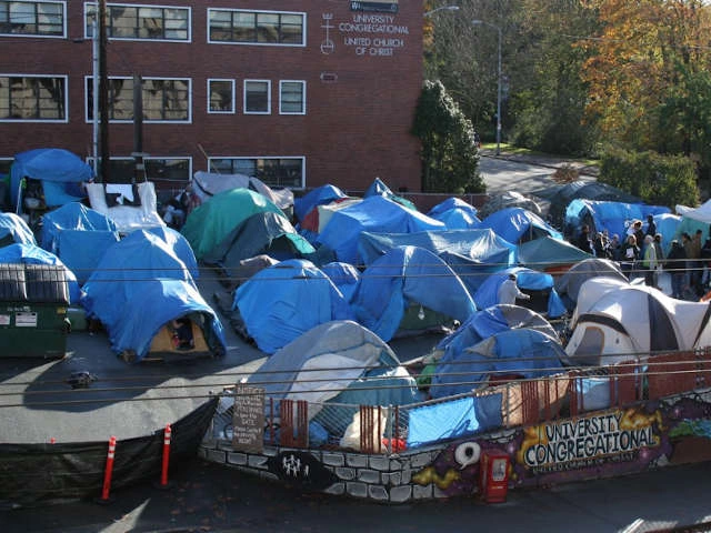Палаточные лагери бездомных в США захватывают обширные территории вокруг крупных городов