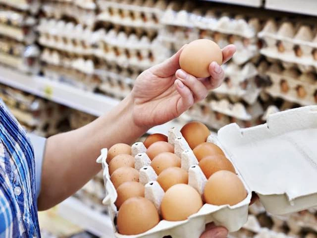Нехватка яиц в США: цены выросли на 550 %, фермеры обвиняют в поголовном курином бесплодии опасный корм